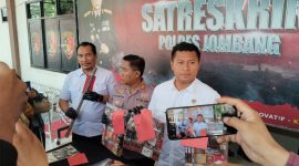 Kasatreskrim Polres Jombang AKP Margono Suhendra saat konfrensi pers pembobolan toko sembato di Sumobito.