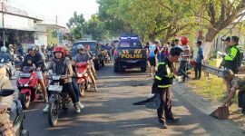 Polisi melakukan olah TKP kecelakaan di jalan raya Desa Cukir, Kecamatan Diwek, Kabupaten Jombang