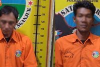 Dua pemuda asal Desa Kemlokolegi, Kecamatan Baron, Kabupaten Nganjuk yang menjadi tersangka kasus peredaran narkoba jenis pil dobel L.