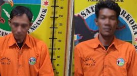 Dua pemuda asal Desa Kemlokolegi, Kecamatan Baron, Kabupaten Nganjuk yang menjadi tersangka kasus peredaran narkoba jenis pil dobel L.