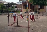 Tampak siswa SDN Mojongapit 3 Jombang, sedang di halaman sekolah. Meraka terancam tak punya sarana olah raga karena kini menjadi area rencana pembangunan Kopdes Merah Putih Mojongapit.