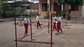 Tampak siswa SDN Mojongapit 3 Jombang, sedang di halaman sekolah. Meraka terancam tak punya sarana olah raga karena kini menjadi area rencana pembangunan Kopdes Merah Putih Mojongapit.