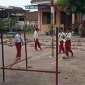 Tampak siswa SDN Mojongapit 3 Jombang, sedang di halaman sekolah. Meraka terancam tak punya sarana olah raga karena kini menjadi area rencana pembangunan Kopdes Merah Putih Mojongapit.