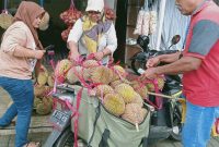 Suasana salah sau lapak durian di Wonosalam, Jombang.
