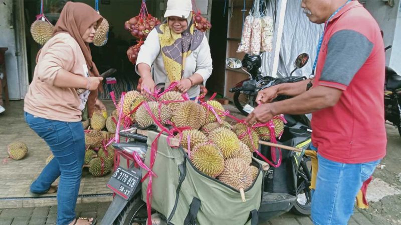 Suasana salah sau lapak durian di Wonosalam, Jombang.