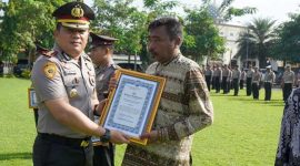 Kapolres Jombang memberikan penghargaan kepada 3 personel Polsek Ngoro dan 3 warga setempat, atas aksinya menggagalkan pencurian sepeda motor.