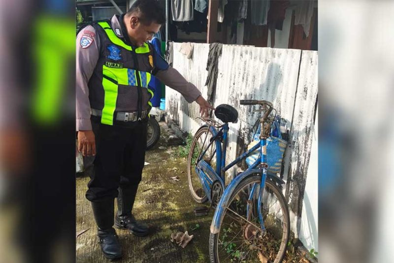 Sepeda ontel milik korban saat diamankan di lokasi kejadian, di Jalan Raya Prof Moh Yamin, Dusun Pandanwangi, Kecamatan Diwek, Kabupaten Jombang.