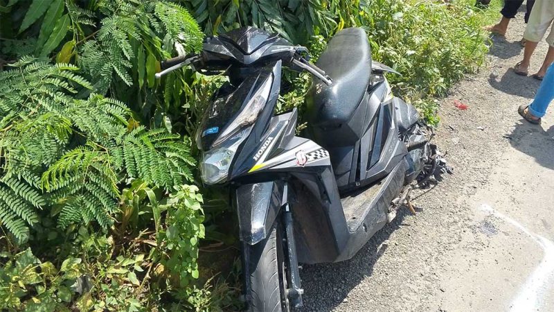 Kondisi sepeda motor korban yang ringsek, sebelum dievakuasi petugas dari TKP, di di Jalan Raya Desa Tanggalrejo, Kecamatan Mojoagung, Kabupaten Jombang.