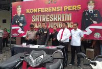Kapolres Jombang AKBP Ardi Kurniawan saat konferensi pers kasus Curanmor di halaman Satreskrim Polres Jombang, Senin (26/1/2026).