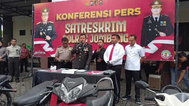 Kapolres Jombang AKBP Ardi Kurniawan saat konferensi pers kasus Curanmor di halaman Satreskrim Polres Jombang, Senin (26/1/2026).