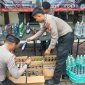Polisi sedang menata barang bukti ratusan botol minuman keras (Miras) untuk konferensi pers di Polres Jombang.