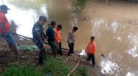 Petugas sedang mengevakuasi mayat pria yang ditemukan di sungai Pancir, di Desa Grobogan, Kecamatan Mojowarno, Kabupaten Jombang