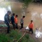 Petugas sedang mengevakuasi mayat pria yang ditemukan di sungai Pancir, di Desa Grobogan, Kecamatan Mojowarno, Kabupaten Jombang