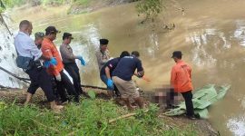 Petugas sedang mengevakuasi mayat pria yang ditemukan di sungai Pancir, di Desa Grobogan, Kecamatan Mojowarno, Kabupaten Jombang.