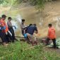 Petugas sedang mengevakuasi mayat pria yang ditemukan di sungai Pancir, di Desa Grobogan, Kecamatan Mojowarno, Kabupaten Jombang.