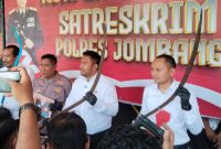 Suasana konferensi pers di halaman Satreskrim Polres Jombang terkait insiden konvoi malam sambil mengacungkan senjata tajam dan membawa bahan peledak.