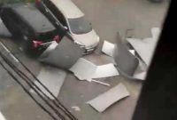 Kondisi atap RSUD Ploso, Jombang yang rusak diterjang angin kencang.