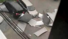 Kondisi atap RSUD Ploso, Jombang yang rusak diterjang angin kencang.