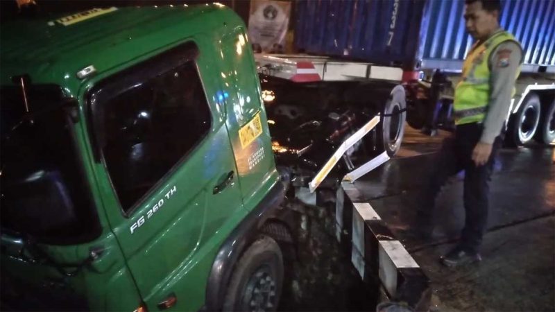 Truk kontainer menabrak sepeda motor yang sedang parkir di jalan raya Tapen, Kecamatan Kudu, Kabupaten Jombang,
