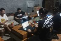 Polisi saat melakukan pemeriksaan kepada pemilik dan yang terlibat dalam perkara Sound Horeg yang dihelar di Desa Jatibanjar, Kecamatan Ploso, Kabupaten Jombang.