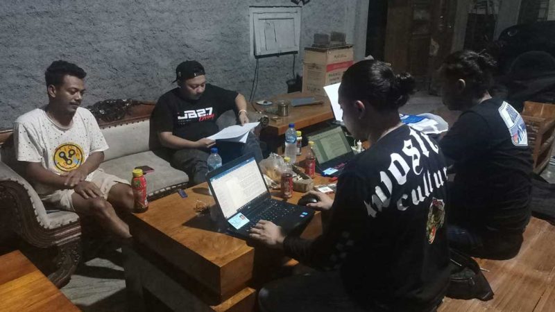 Polisi saat melakukan pemeriksaan kepada pemilik dan yang terlibat dalam perkara Sound Horeg yang dihelar di Desa Jatibanjar, Kecamatan Ploso, Kabupaten Jombang.
