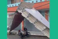Atap kanopi Pasar Ploso Jombang yang ambruk.
