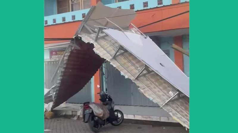Atap kanopi Pasar Ploso Jombang yang ambruk.