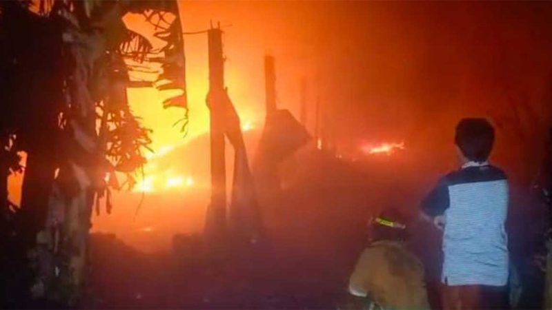 Kondisi sebuah gudang rongsokan di Dusun Winong RT 03 RW 02, Desa Johowinong, Kecamatan Mojoagung, Kabupaten Jombang, pada Senin (16/3/2026) dini hari. 