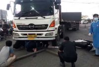 Proses evakuasi korban meninggal dalam kecelakaan di area masuk Ringroad Mojoagung, Jombang. (Foto: IST)