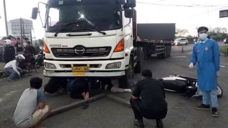 Proses evakuasi korban meninggal dalam kecelakaan di area masuk Ringroad Mojoagung, Jombang. (Foto: IST)