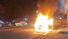 Mobil Toyota Innova yang terbakar di jalan raya Mojoagung, Kabupaten Jombang, Senin (30/3/2026).