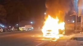 Mobil Toyota Innova yang terbakar di jalan raya Mojoagung, Kabupaten Jombang, Senin (30/3/2026).