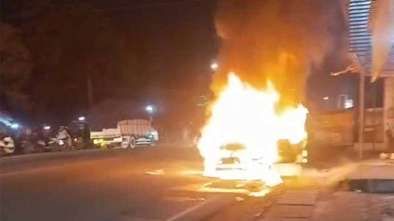 Mobil Toyota Innova yang terbakar di jalan raya Mojoagung, Kabupaten Jombang, Senin (30/3/2026).