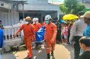 Jasad korban diangkut petugas menuju RSUD Jombang.