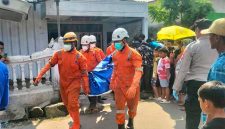 Jasad korban diangkut petugas menuju RSUD Jombang.
