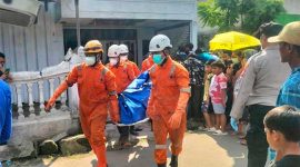 Jasad korban diangkut petugas menuju RSUD Jombang.