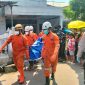 Jasad korban diangkut petugas menuju RSUD Jombang.