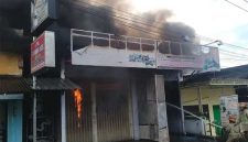 Ruko perlengkapan haji dan umroh di Desa Dukuhmojo, Kecamatan Mojoagung, Kabupaten Jombang, yang terbakar hebat