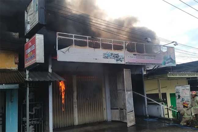 Ruko perlengkapan haji dan umroh di Desa Dukuhmojo, Kecamatan Mojoagung, Kabupaten Jombang, yang terbakar hebat