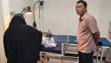 Petugas medis merawat bayi laki-laki yang ditemukan dalam kardus di Desa Demuk, Kecamatan Pucanglaban, Kabupaten Tulungagung.