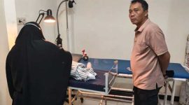Petugas medis merawat bayi laki-laki yang ditemukan dalam kardus di Desa Demuk, Kecamatan Pucanglaban, Kabupaten Tulungagung.