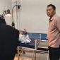 Petugas medis merawat bayi laki-laki yang ditemukan dalam kardus di Desa Demuk, Kecamatan Pucanglaban, Kabupaten Tulungagung.