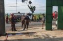 Petugas sedang melakukan pembasahan di areal gudang serbuk kayu yang terbakar. Lokasinya, di Desa Rejoslamet, Kecamatan Mojowarno, Jombang.