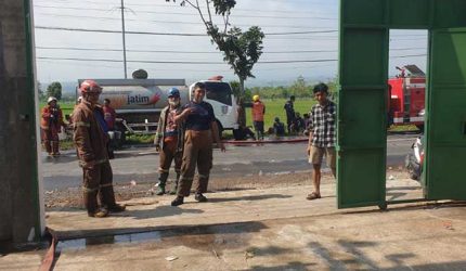 Gudang Serbuk Kayu di Mojowarno Jombang Dilalap Api, Kerugian Capai Ratusan Juta 3 gudang serbuk kayu di mojowarno jombang terbakar