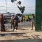 Petugas sedang melakukan pembasahan di areal gudang serbuk kayu yang terbakar. Lokasinya, di Desa Rejoslamet, Kecamatan Mojowarno, Jombang.