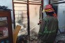 Petugas Damkar sedang melakukan pembahasan pada rumah yang terbakar di Desa Miagan, Kecamatan Mojoagung, Jombang,