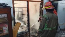 Petugas Damkar sedang melakukan pembahasan pada rumah yang terbakar di Desa Miagan, Kecamatan Mojoagung, Jombang,