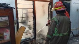 Petugas Damkar sedang melakukan pembahasan pada rumah yang terbakar di Desa Miagan, Kecamatan Mojoagung, Jombang,