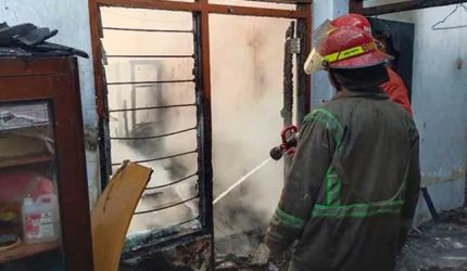 Rumah Warga Miagan Jombang Terbakar, Motor dan Laptop Tak Terselamatkan 3 kebakaran di miagan mojoagung jombang 1