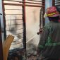 Petugas Damkar sedang melakukan pembahasan pada rumah yang terbakar di Desa Miagan, Kecamatan Mojoagung, Jombang,